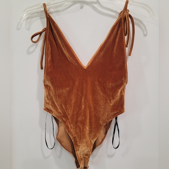 FOREVER 21 Plunging Velvet Bodysuit Size Small Brand New Gold - Picture 1 of 6